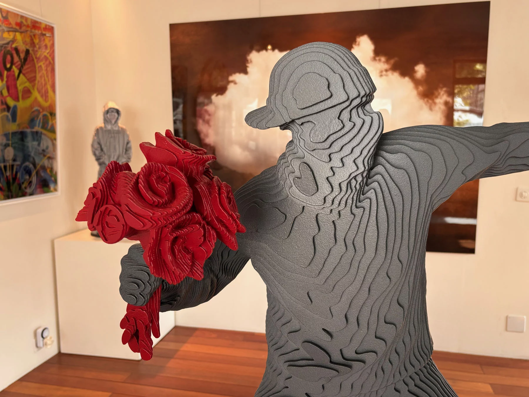 Sculpture Flower Thrower d'après Banksy en layer art, bouquet rouge sur silhouette gris métallisé
