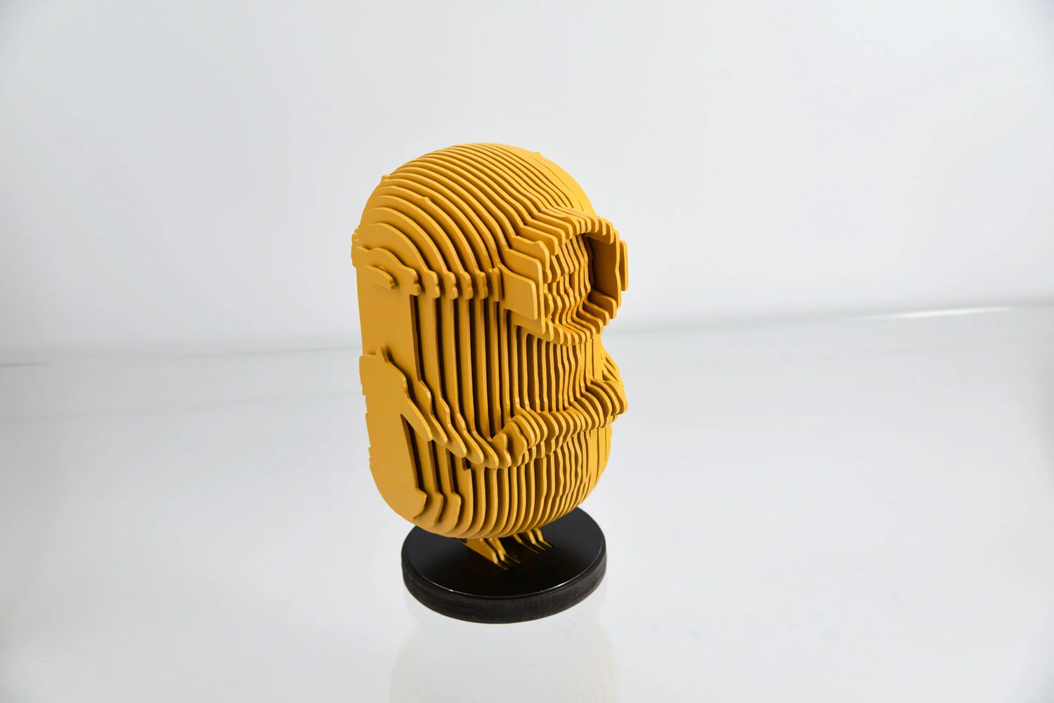 Sculpture de Stuart en layer art, couches de MDF espacées sur socle Dibond noir