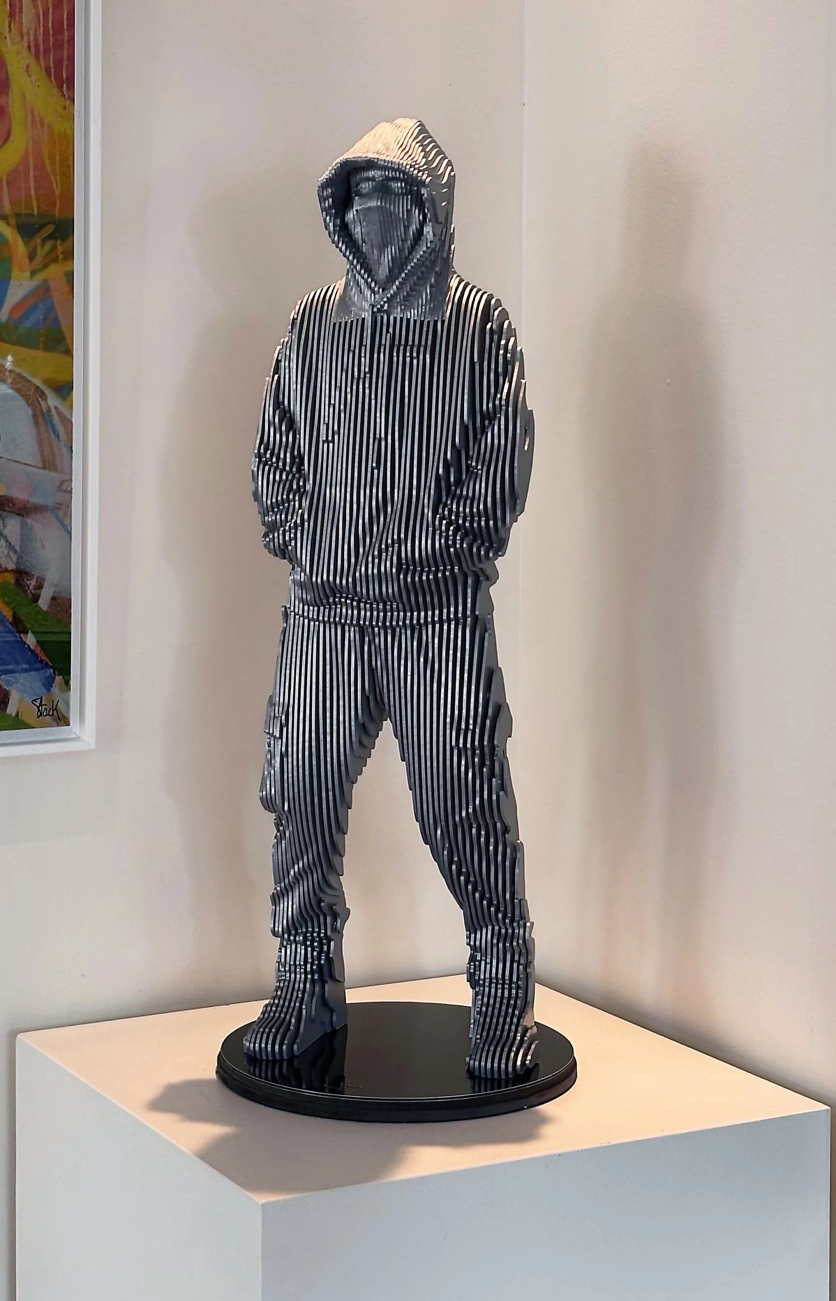 Sculpture Silent Man gris métallisé – vue de trois quarts